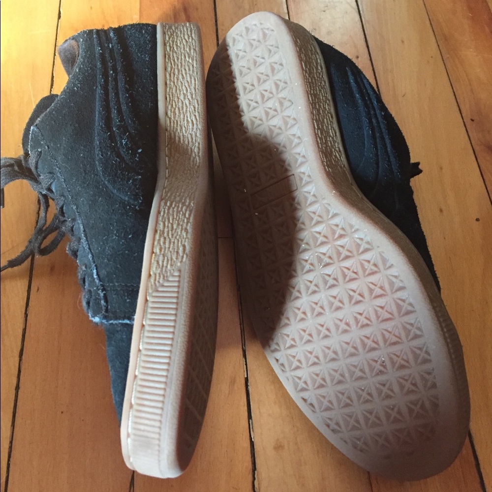 Suede Puma sneakers EUC